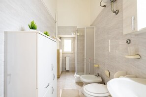 Dusche, Bidet, Handtücher, Shampoo