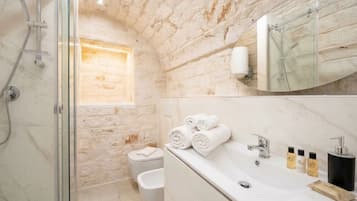 Doccia, bidet, asciugamani, shampoo