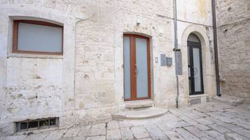 Un edificio de piedra con una puerta de madera y una ventana.
