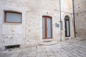 Un edificio de piedra con una puerta de madera y una ventana.