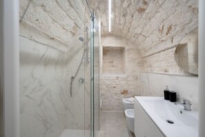 Shower, bidet - Nathan House - Cozy Stone Apartment (Casamassima)