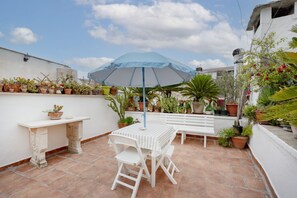 Outdoor dining - Floral Court 1 - Your Peaceful Retreat (Bitonto)
