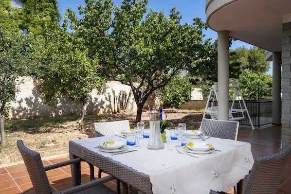 تناول الطعام بالخارج