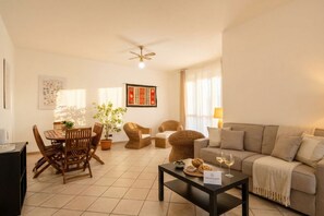 Living area - Elisa - Beach House with 3 Bedrooms and Private Garden (Bari)