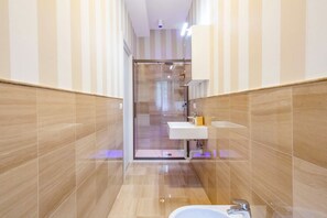 Douche, bidet, serviettes fournies, shampoing