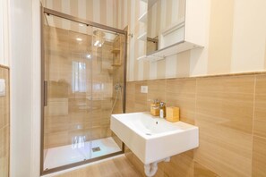 Shower, bidet, towels, shampoo