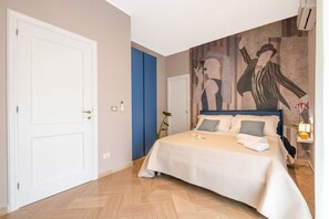 1 bedroom, desk, travel cot