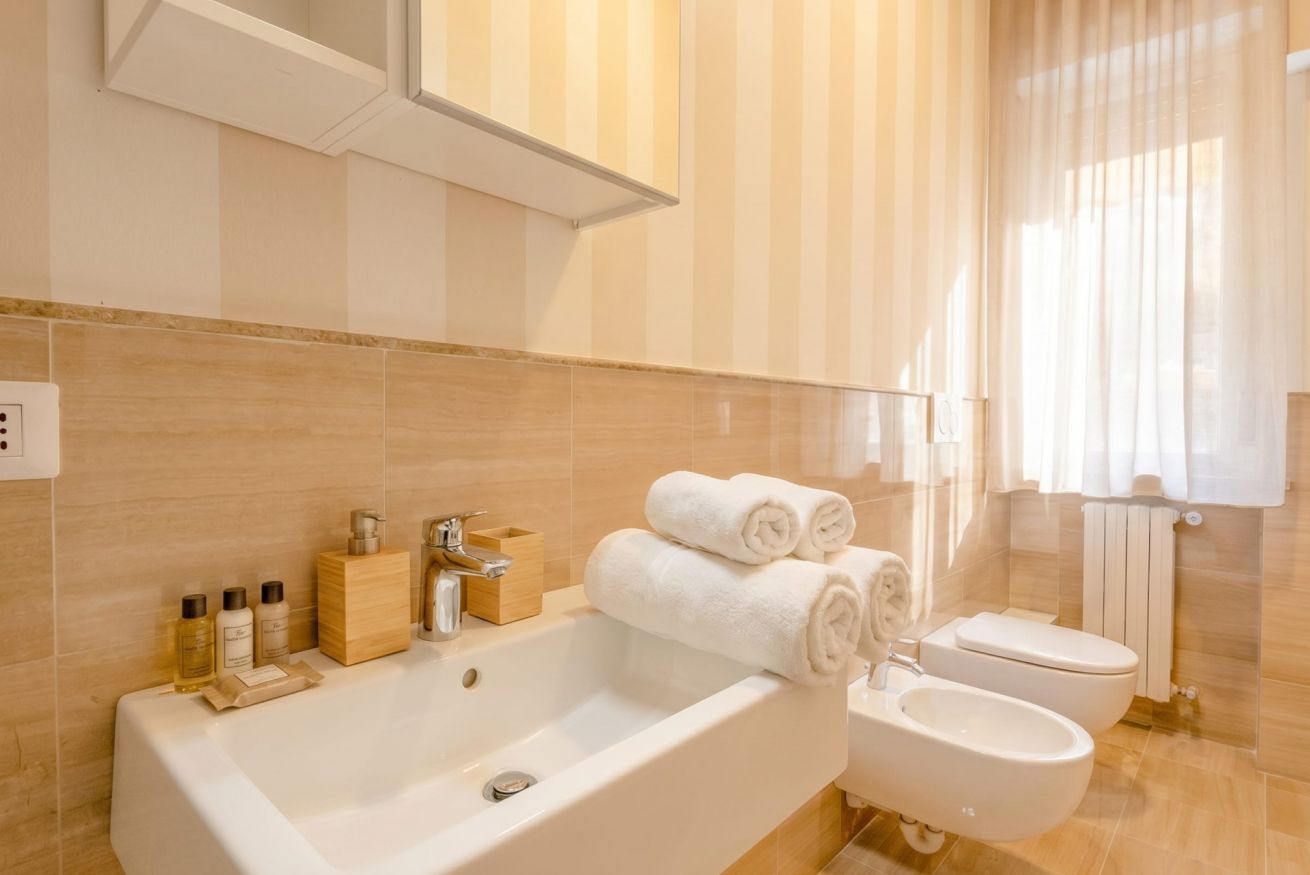Un baño con bañera, inodoro y bidé.