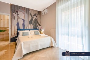 1 chambre, bureau, lit parapluie
