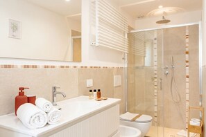 Dusche, Bidet, Handtücher, Shampoo