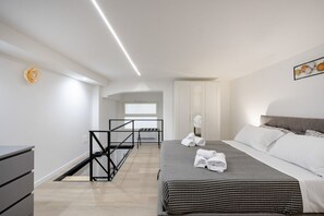 2 slaapkamers, een bureau, een strijkplank/strijkijzer