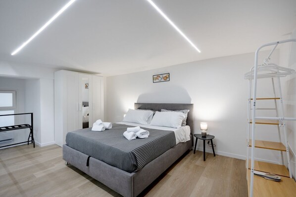 2 bedrooms, desk, iron/ironing board