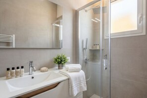 Douche, bidet, serviettes fournies, shampoing