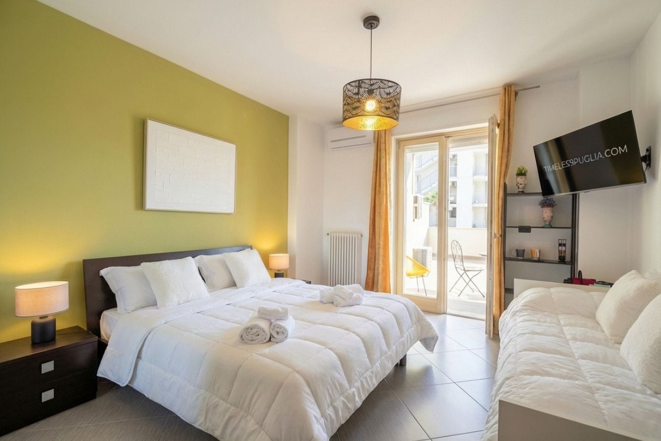 1 bedroom, desk