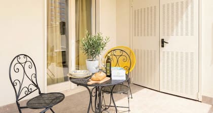SkyGate - Gold - bright room with private bathroom