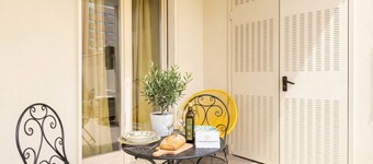 SkyGate - Gold - bright room with private bathroom
