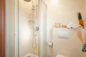 Dusche, Bidet, Handt ücher, Shampoo