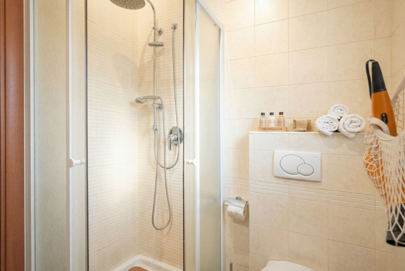 Shower, bidet, towels, shampoo
