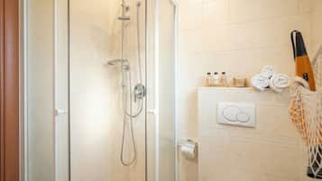 Shower, bidet, towels, shampoo