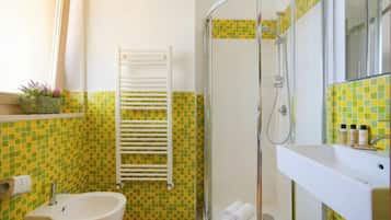 Shower, bidet, towels, shampoo