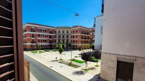 A view of a multi-story building with a courtyard. - Sofia - Classical Residence (Bari)