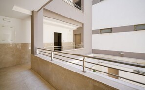 A modern hotel interior with a spacious corridor, a balcony with a railing, and a clean, minimalist design. - Suite Calle - City Center Modern Apartment+Balcony (Bari)