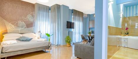 1 bedroom, travel cot