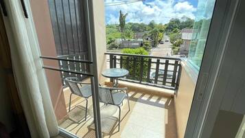 Apartment, Stadtblick | Zimmersafe, kostenloses WLAN