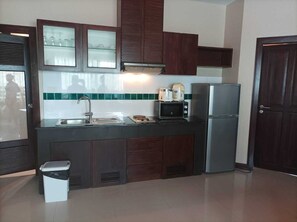 Apartment, 3 Bedrooms, City View | Private kitchen - Lanta Garden Hill Resort and Apartments (Ko Lanta)
