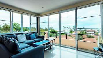 Penthouse, 3 habitaciones, vista al mar | Área de sala de estar