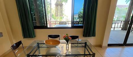 Villa, 3 chambres, vue jardin | Restauration dans la chambre