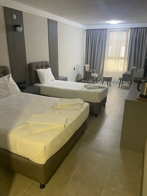 In-room safe, desk, laptop workspace, blackout drapes - Grant cennet hotel (Edremit)