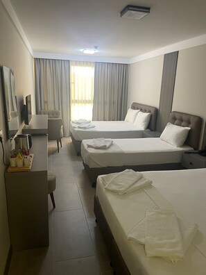 ファミリー ルーム ビーチビュー | セーフティボックス (室内)、デスク、ノートパソコン用作業スペース、遮光カーテン