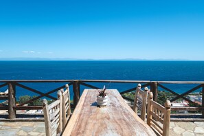 Outdoor dining - Apartment 'Castle Rizaraki 204' with Sea View, Wi-Fi and Air Conditioning (Γύθειο)