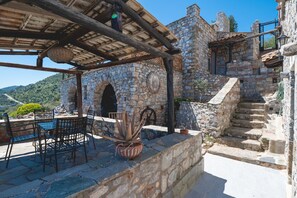 Outdoor dining - Apartment 'Castle Rizaraki 204' with Sea View, Wi-Fi and Air Conditioning (Γύθειο)