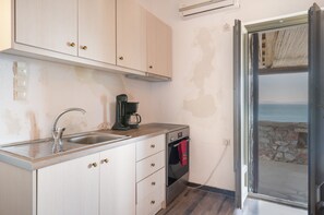 Fridge, oven, stovetop, coffee/tea maker