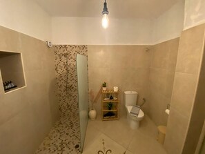 Suihku, hiustenkuivaaja, pyyhkeet