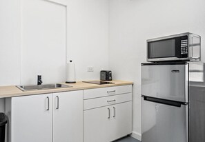 Frigorífico, microondas, horno y placa de cocina