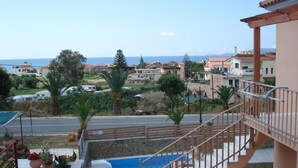 Ein Wohngebiet mit Pool, einer Treppe und Blick auf das Meer.