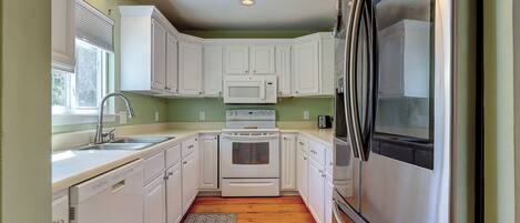 Køleskab, mikrobølgeovn, opvaskemaskine, kaffe-/temaskine