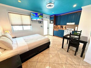 Desk, iron/ironing board, travel cot, WiFi - Under the Sea Escape, Beach vibes (Hollywood)