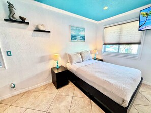 Desk, iron/ironing board, travel crib, WiFi - Under the Sea Escape, Beach vibes (Hollywood)