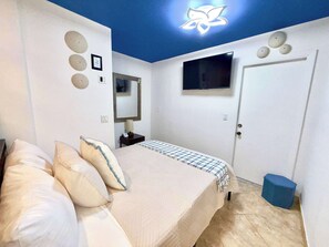 Desk, iron/ironing board, WiFi, bed sheets