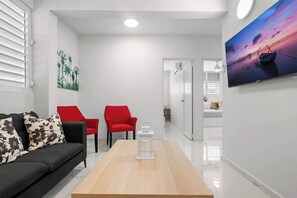 Smart TV, offices - Modern 3 Bedroom Apartment  | Full Kitchen | AC (Manatí)