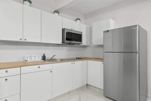 Réfrigérateur, micro-ondes, plaque de cuisson, cafetière/bouilloire