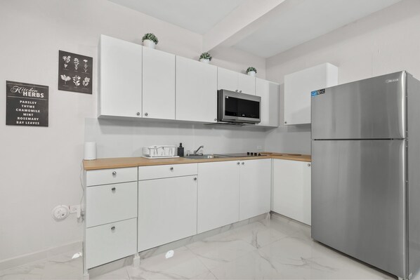 Fridge, microwave, stovetop, coffee/tea maker