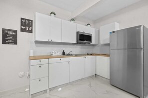 Kühlschrank, Mikrowelle, Herdplatte, Wasserkocher mit Kaffee-/Teezubehör