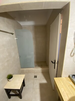 Douche, sèche-cheveux, serviettes fournies