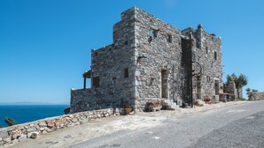 A stone building with a balcony, a door, and a window. - Apartment 'Castle Rizaraki 206' with Sea View, Wi-Fi and Air Conditioning (Γύθειο)