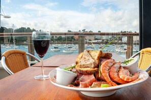 Outdoor dining - Holiday Home 'Villa GoALL'O' 400m from the Port of Saint-Quay-Portrieux (ETABLES SUR MER)